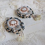 BO Ang&eacute;lique Marquise des Anges brod&eacute;es avec pierres de gemme : Howlite, cristaux : toupies, perles rondes nacr&eacute;es, poires, facettes en Verre de Boh&egrave;me et rocailles sur des crochets Argent 925/1000